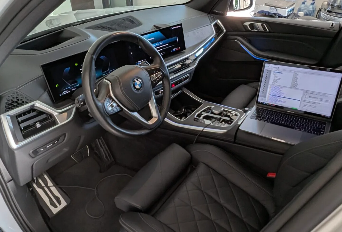 Экран BMW iDrive с Apple CarPlay и русским меню